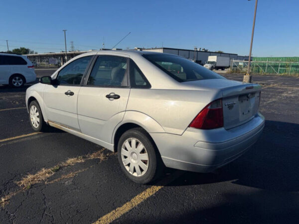 2005 Ford Focus ZX4 SES 4dr Sedan - Image 3