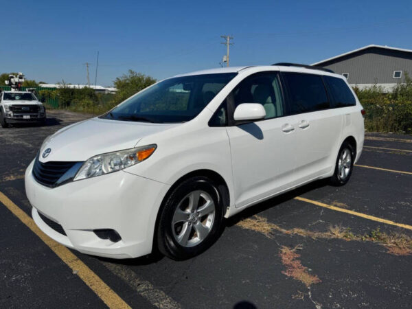 2013 Toyota Sienna LE 8-Passenger 4dr Mini-Van - Image 2